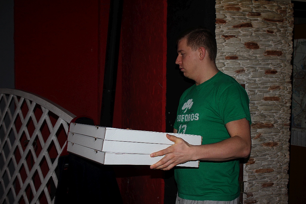 Dziesięciu zawodników zmagało się w jedzeniu pizzy na czas