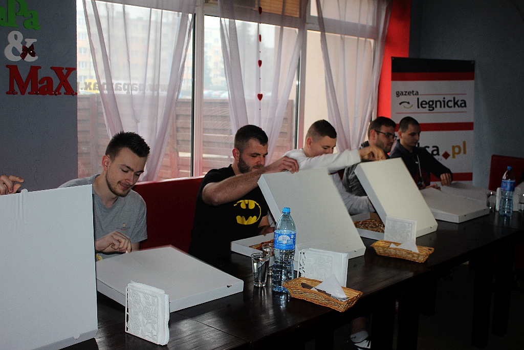 Dziesięciu zawodników zmagało się w jedzeniu pizzy na czas
