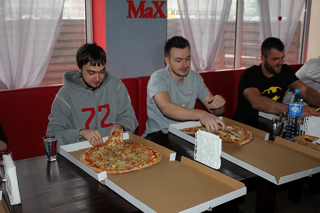 Dziesięciu zawodników zmagało się w jedzeniu pizzy na czas