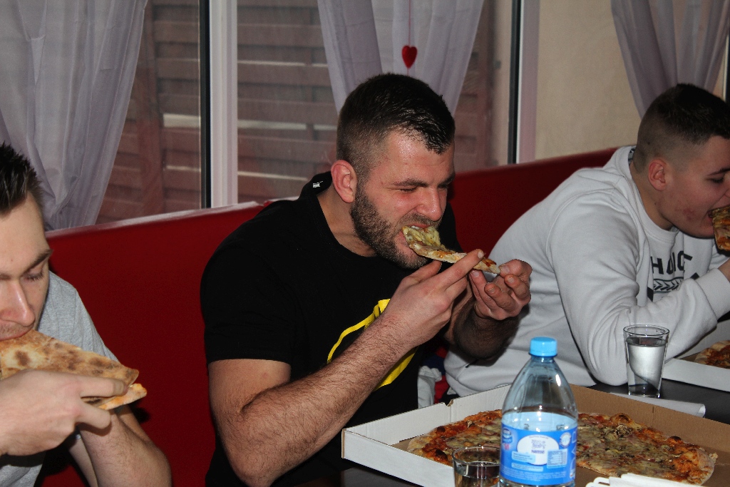 Dziesięciu zawodników zmagało się w jedzeniu pizzy na czas