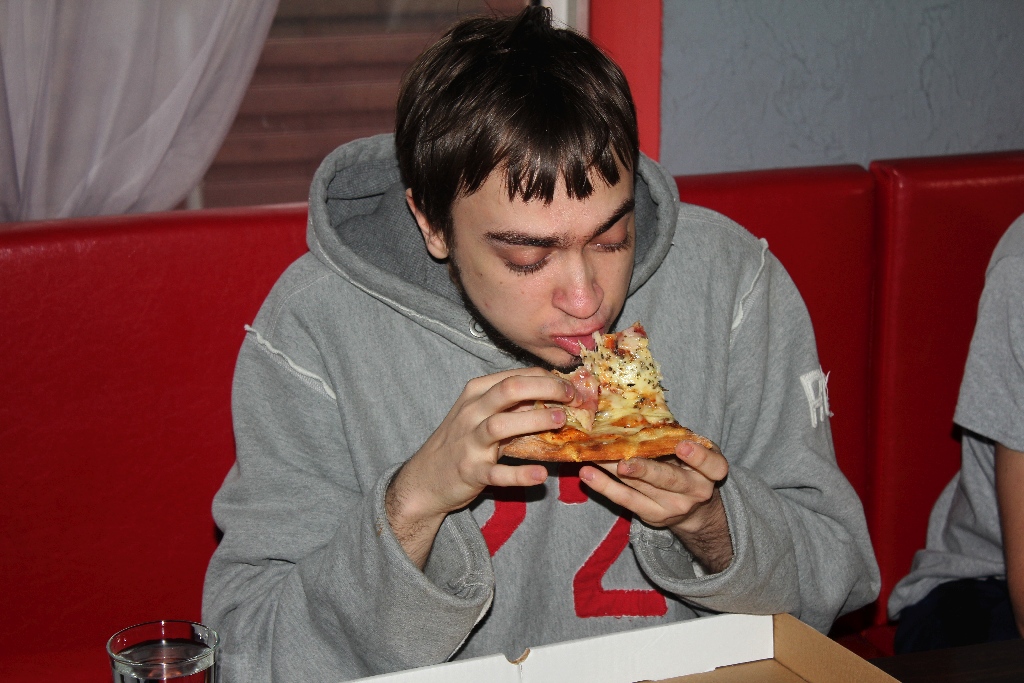 Dziesięciu zawodników zmagało się w jedzeniu pizzy na czas