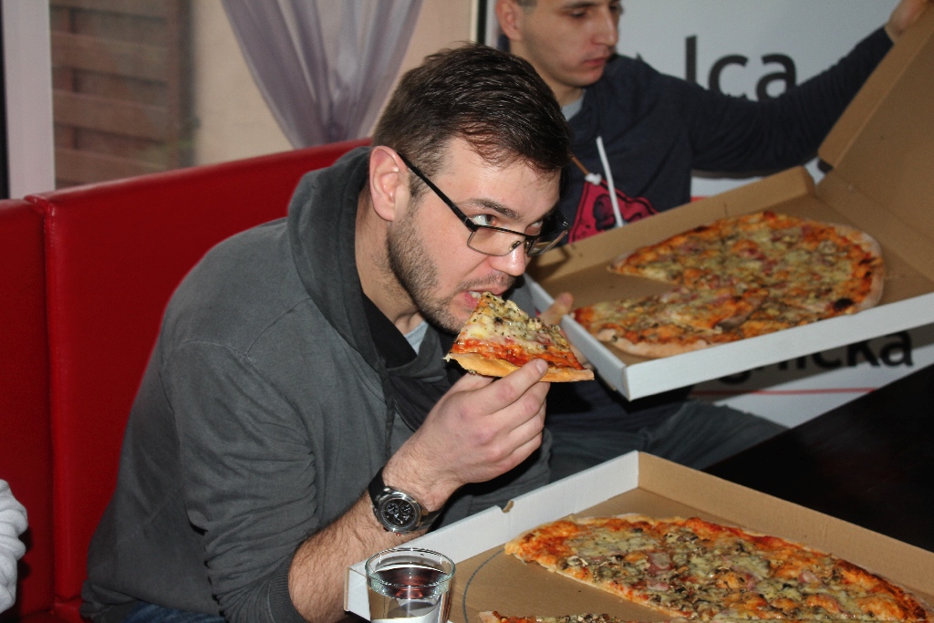 Dziesięciu zawodników zmagało się w jedzeniu pizzy na czas
