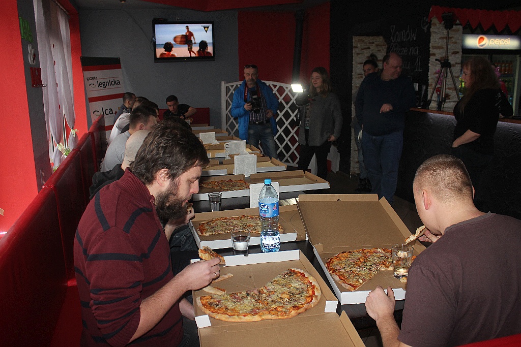 Dziesięciu zawodników zmagało się w jedzeniu pizzy na czas