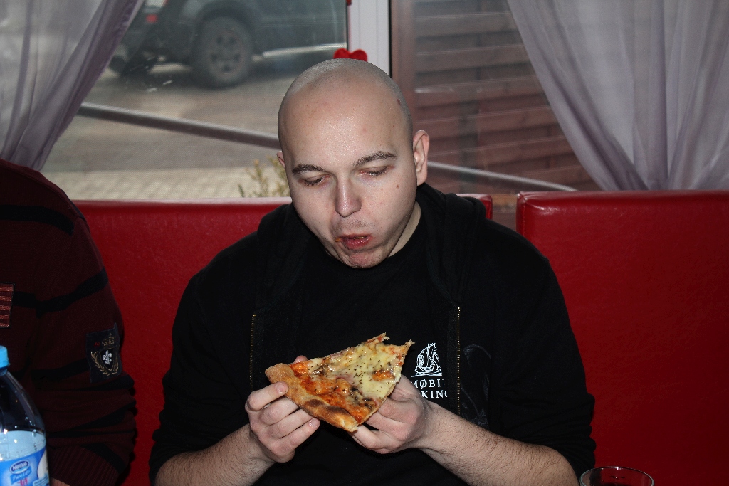 Dziesięciu zawodników zmagało się w jedzeniu pizzy na czas