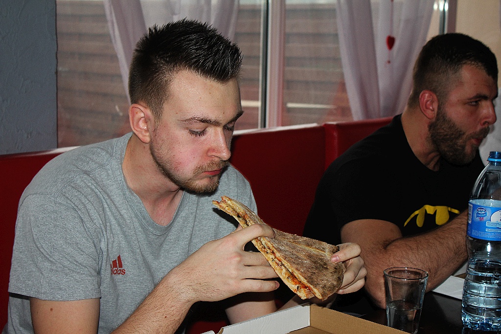Dziesięciu zawodników zmagało się w jedzeniu pizzy na czas
