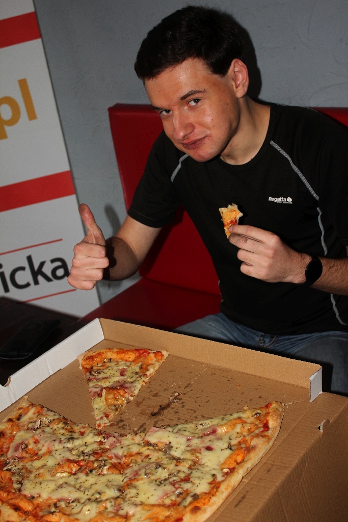 Dziesięciu zawodników zmagało się w jedzeniu pizzy na czas