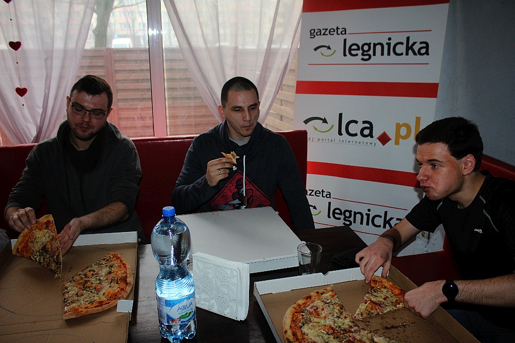 Dziesięciu zawodników zmagało się w jedzeniu pizzy na czas