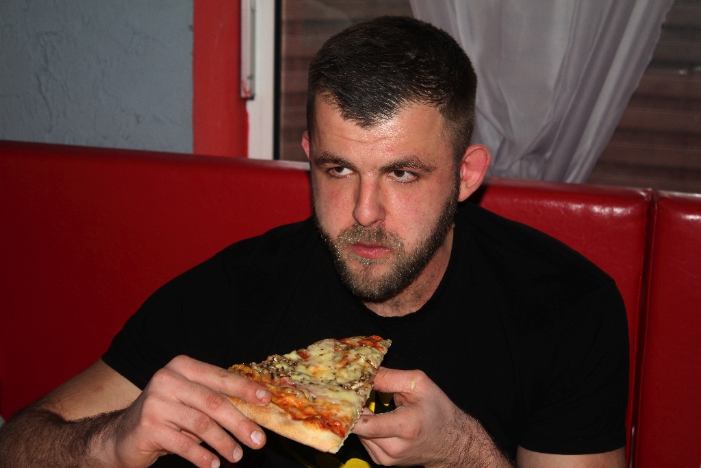 Dziesięciu zawodników zmagało się w jedzeniu pizzy na czas