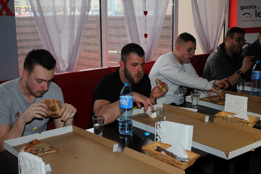 Dziesięciu zawodników zmagało się w jedzeniu pizzy na czas