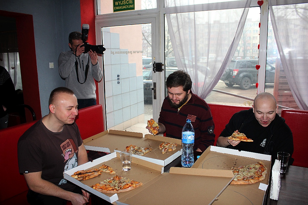 Dziesięciu zawodników zmagało się w jedzeniu pizzy na czas