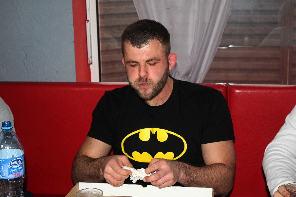 Dziesięciu zawodników zmagało się w jedzeniu pizzy na czas
