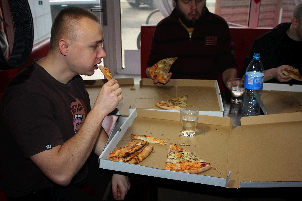 Dziesięciu zawodników zmagało się w jedzeniu pizzy na czas