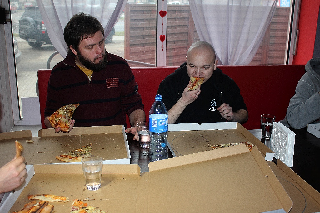 Dziesięciu zawodników zmagało się w jedzeniu pizzy na czas