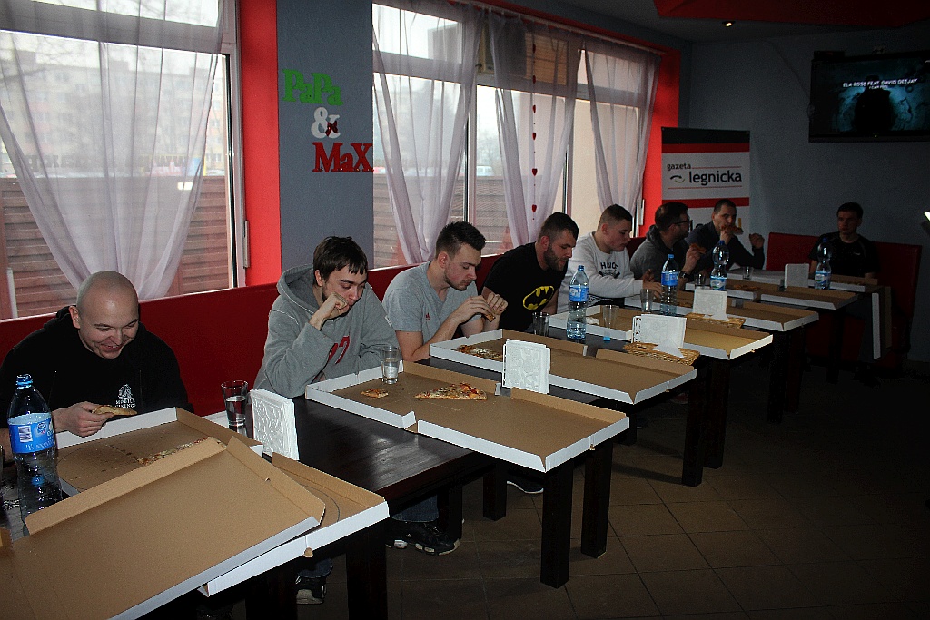 Dziesięciu zawodników zmagało się w jedzeniu pizzy na czas