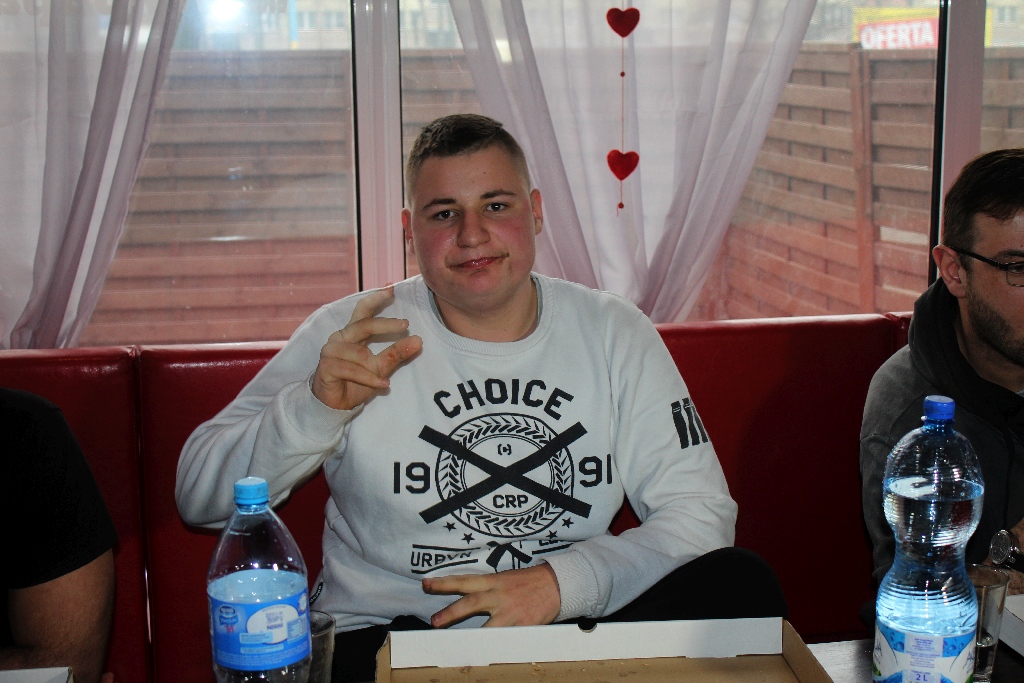 Dziesięciu zawodników zmagało się w jedzeniu pizzy na czas