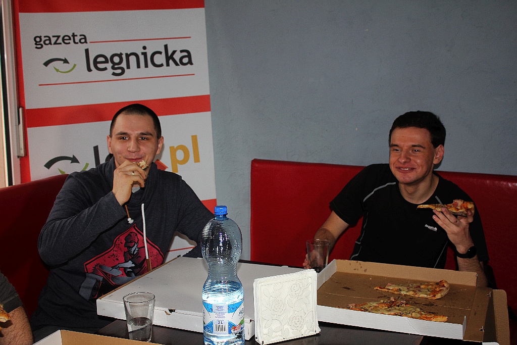 Dziesięciu zawodników zmagało się w jedzeniu pizzy na czas