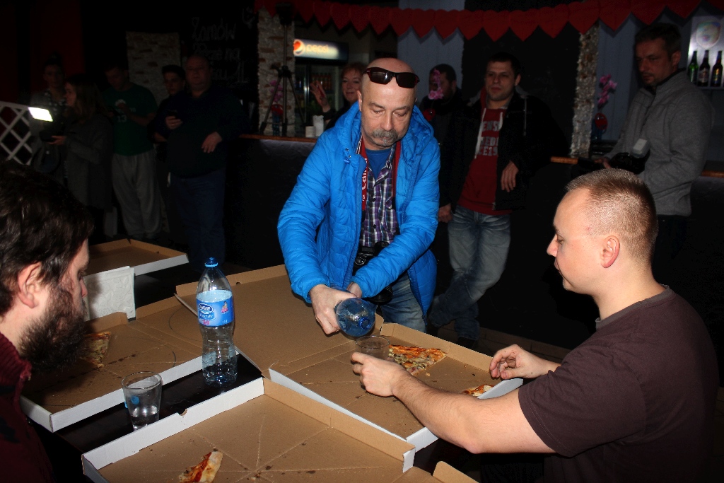 Dziesięciu zawodników zmagało się w jedzeniu pizzy na czas