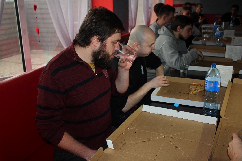 Dziesięciu zawodników zmagało się w jedzeniu pizzy na czas