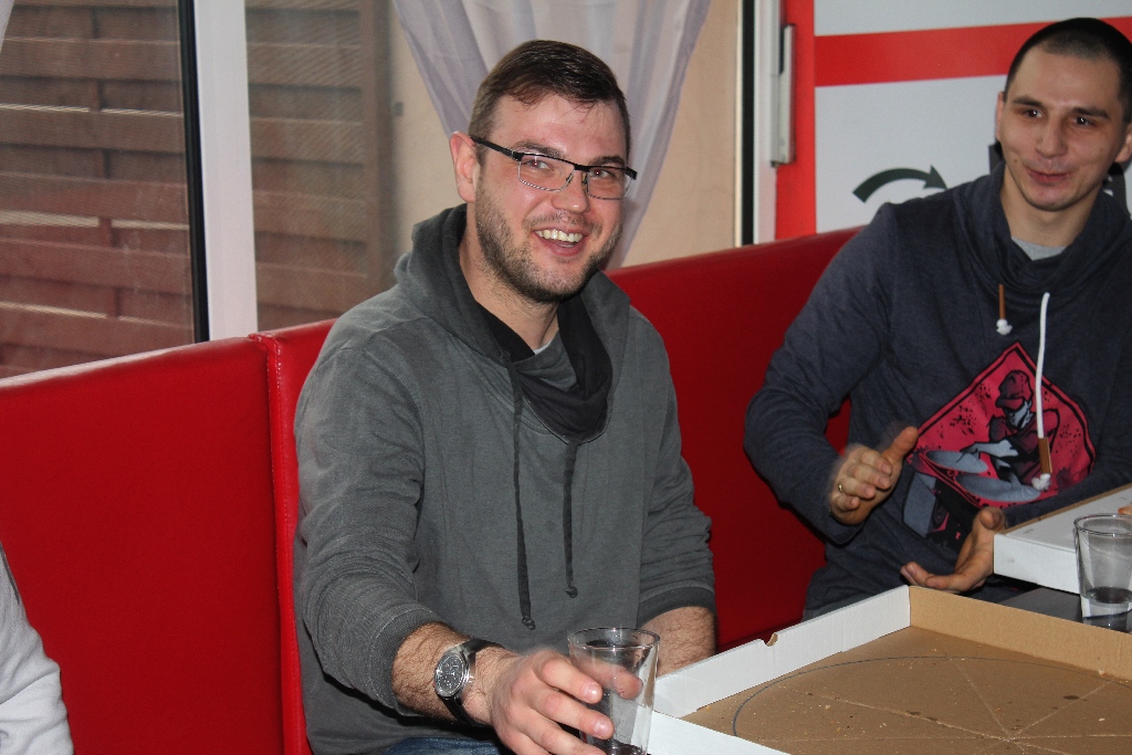Dziesięciu zawodników zmagało się w jedzeniu pizzy na czas