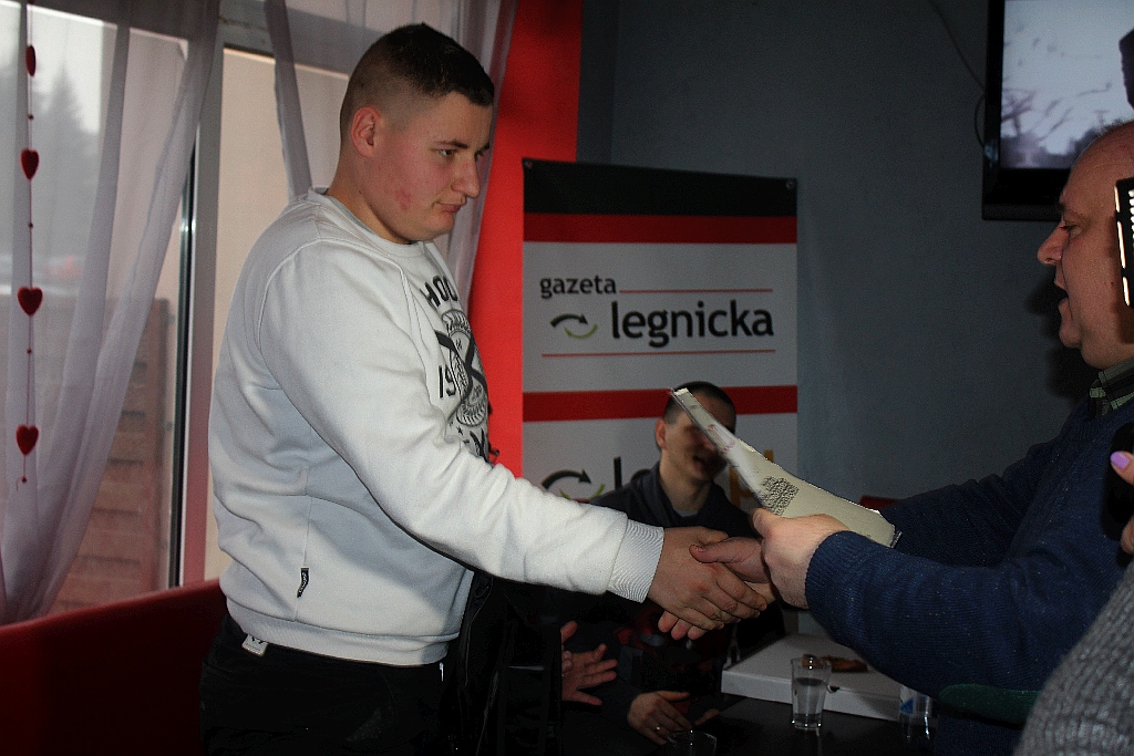 Dziesięciu zawodników zmagało się w jedzeniu pizzy na czas