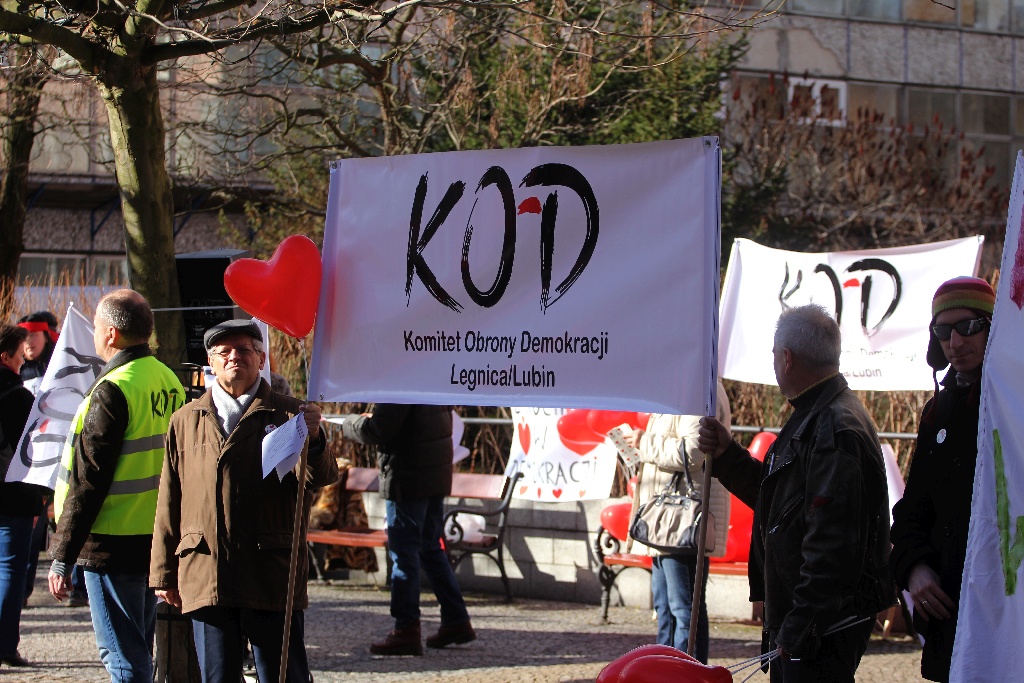 Walentynki po legnicku. KOD, narodowcy i pchli targ