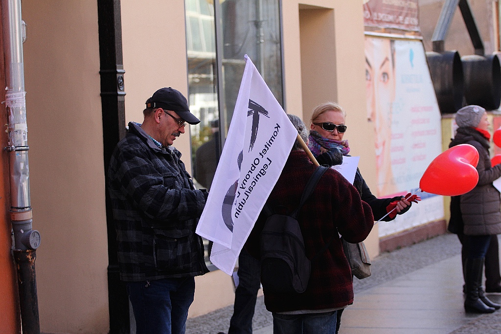 Walentynki po legnicku. KOD, narodowcy i pchli targ