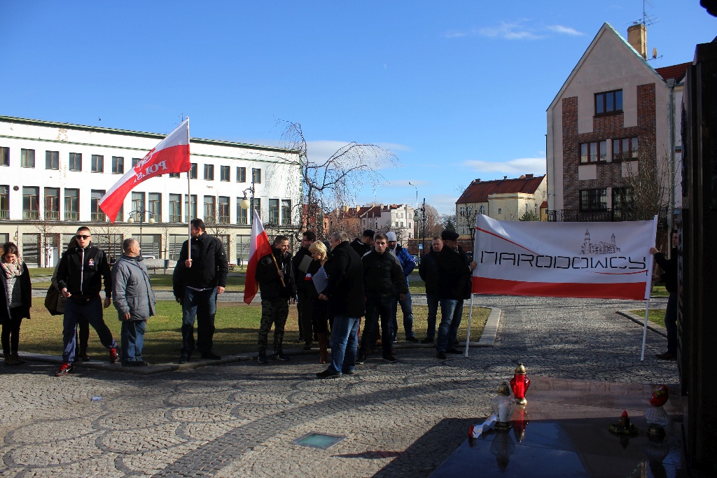 Walentynki po legnicku. KOD, narodowcy i pchli targ