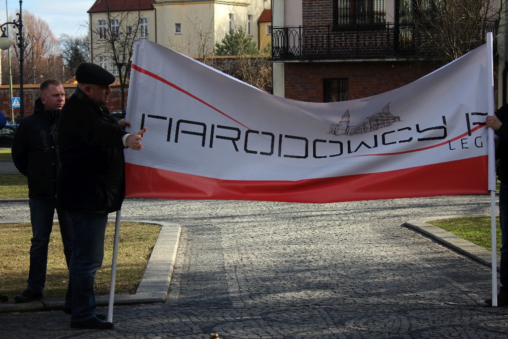 Walentynki po legnicku. KOD, narodowcy i pchli targ