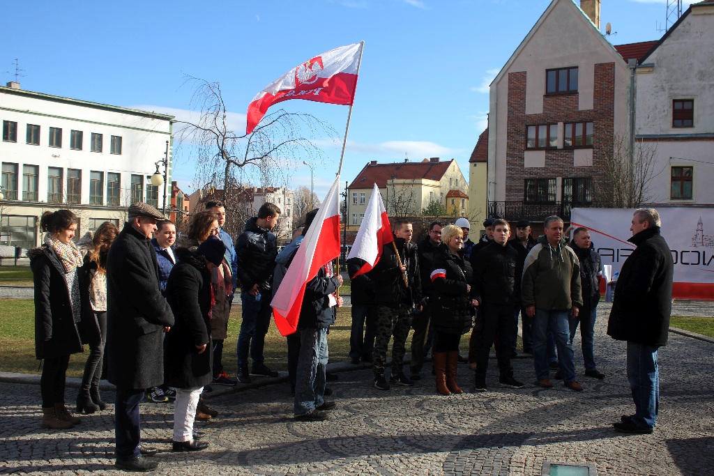 Walentynki po legnicku. KOD, narodowcy i pchli targ