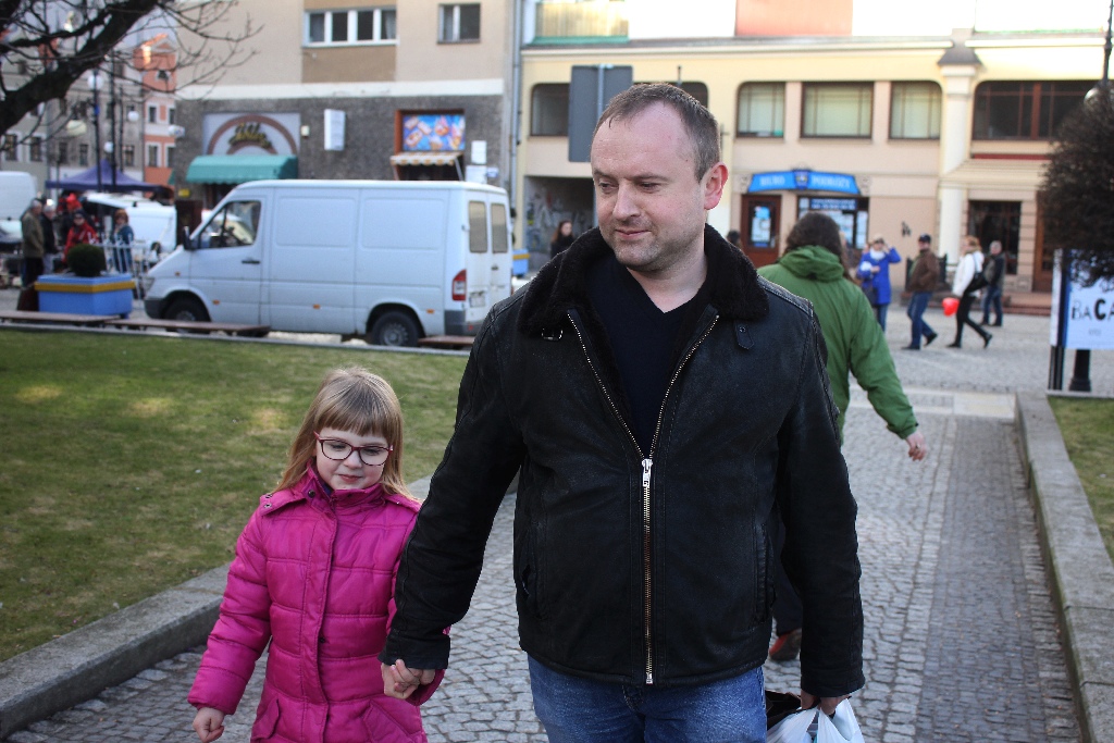 Walentynki po legnicku. KOD, narodowcy i pchli targ