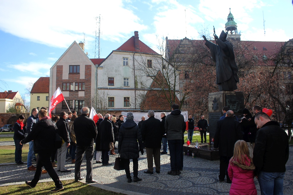 Walentynki po legnicku. KOD, narodowcy i pchli targ