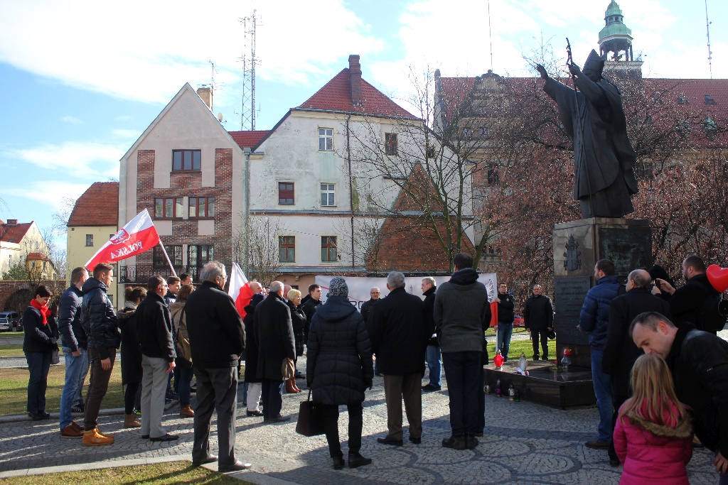 Walentynki po legnicku. KOD, narodowcy i pchli targ