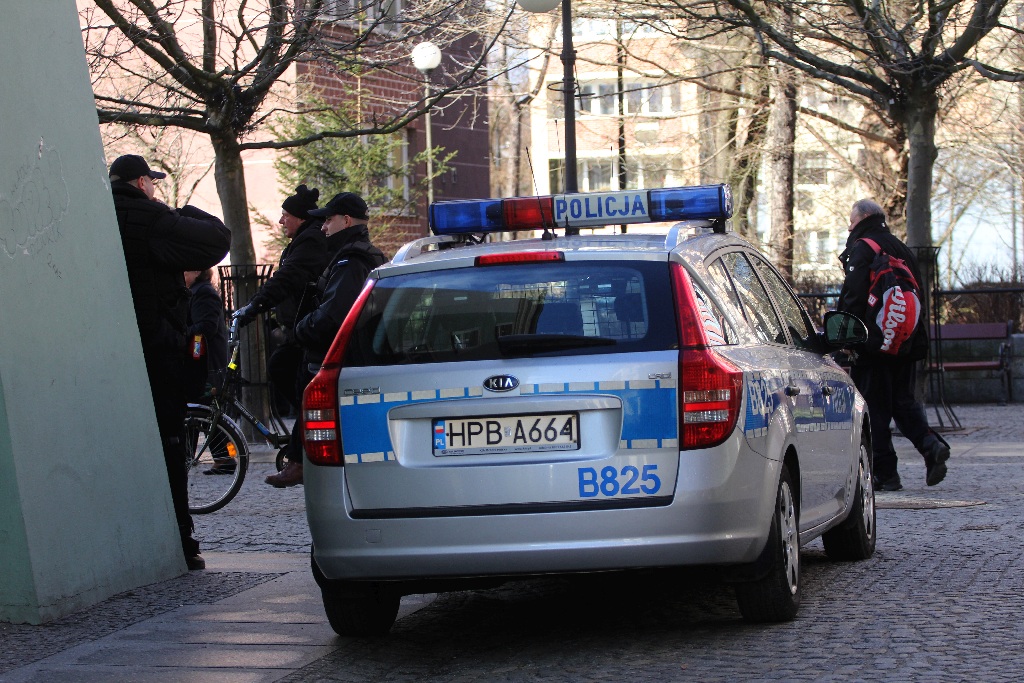 Walentynki po legnicku. KOD, narodowcy i pchli targ