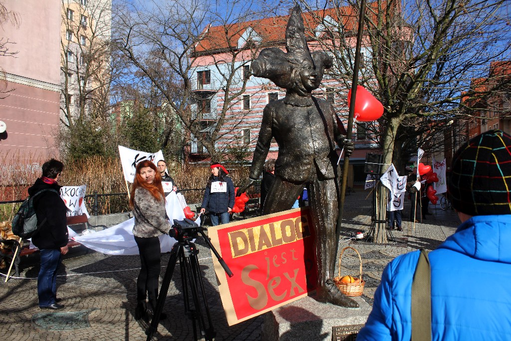 Walentynki po legnicku. KOD, narodowcy i pchli targ