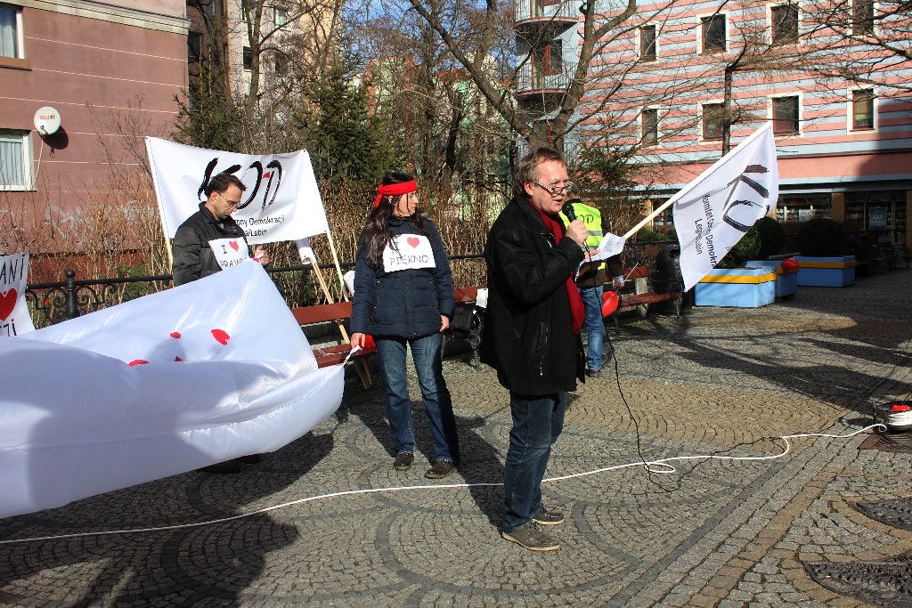Walentynki po legnicku. KOD, narodowcy i pchli targ