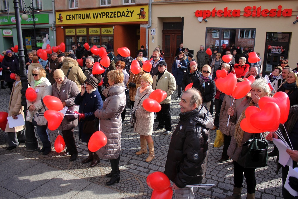 Walentynki po legnicku. KOD, narodowcy i pchli targ