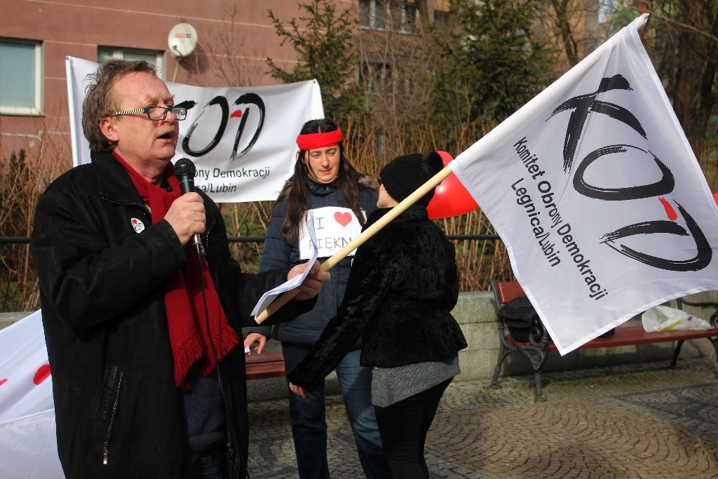 Walentynki po legnicku. KOD, narodowcy i pchli targ