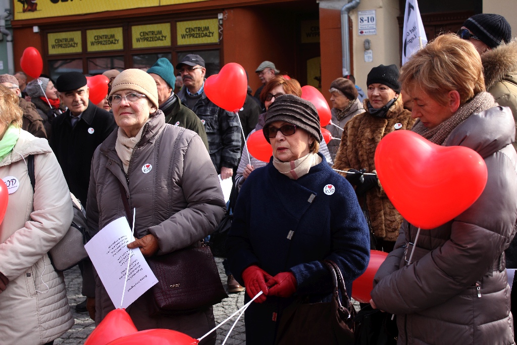 Walentynki po legnicku. KOD, narodowcy i pchli targ