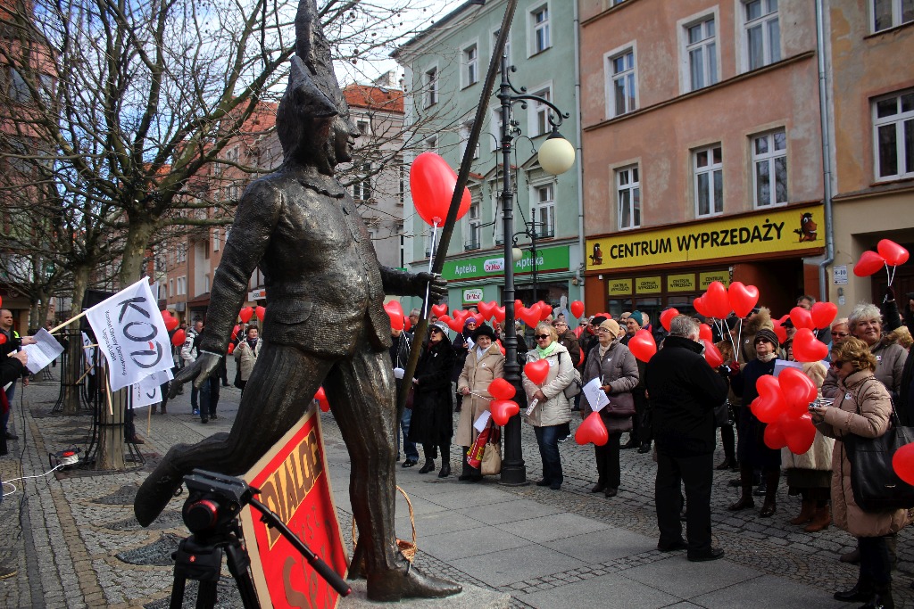Walentynki po legnicku. KOD, narodowcy i pchli targ