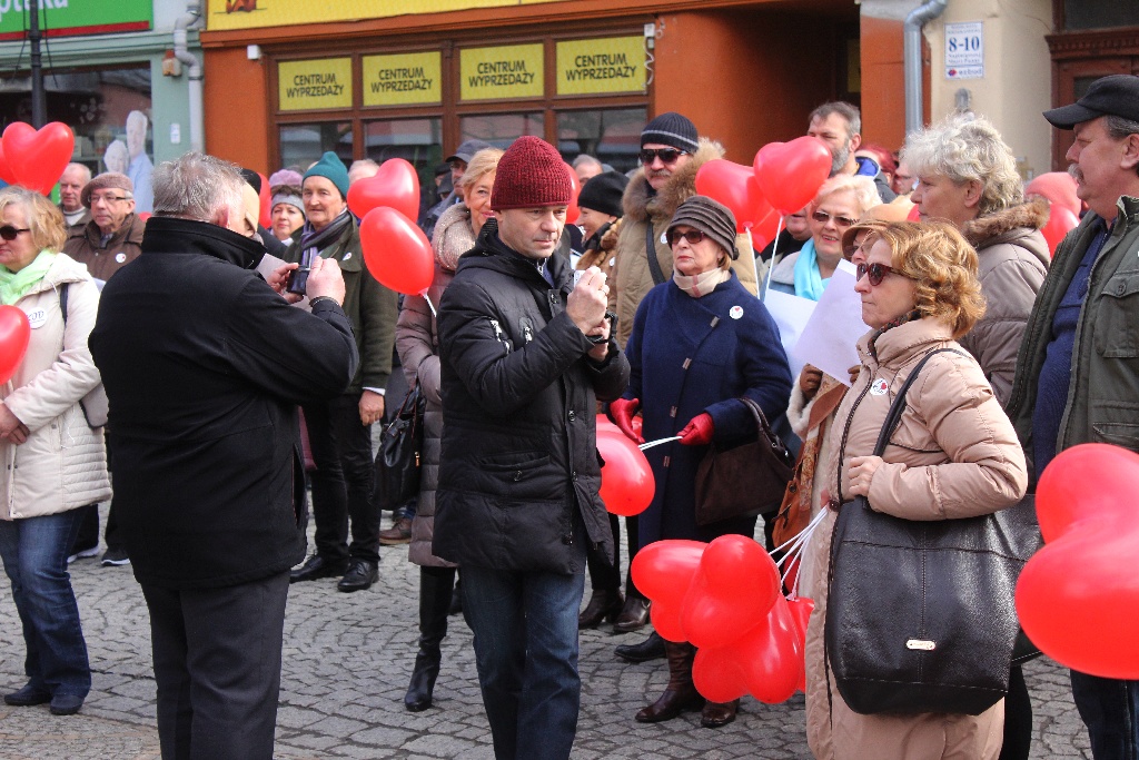Walentynki po legnicku. KOD, narodowcy i pchli targ
