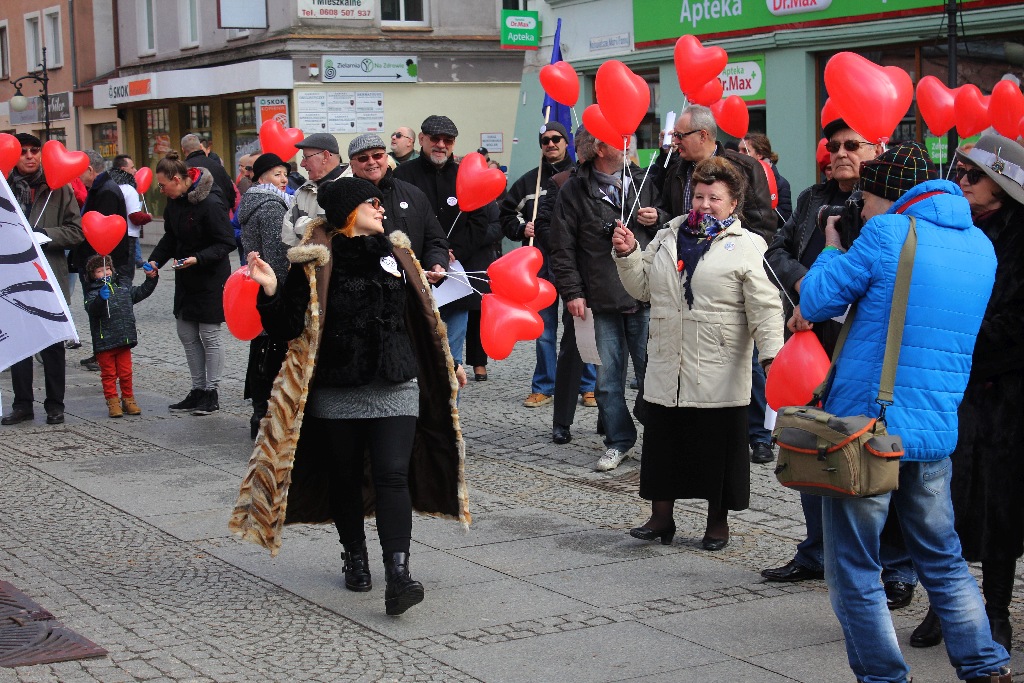 Walentynki po legnicku. KOD, narodowcy i pchli targ
