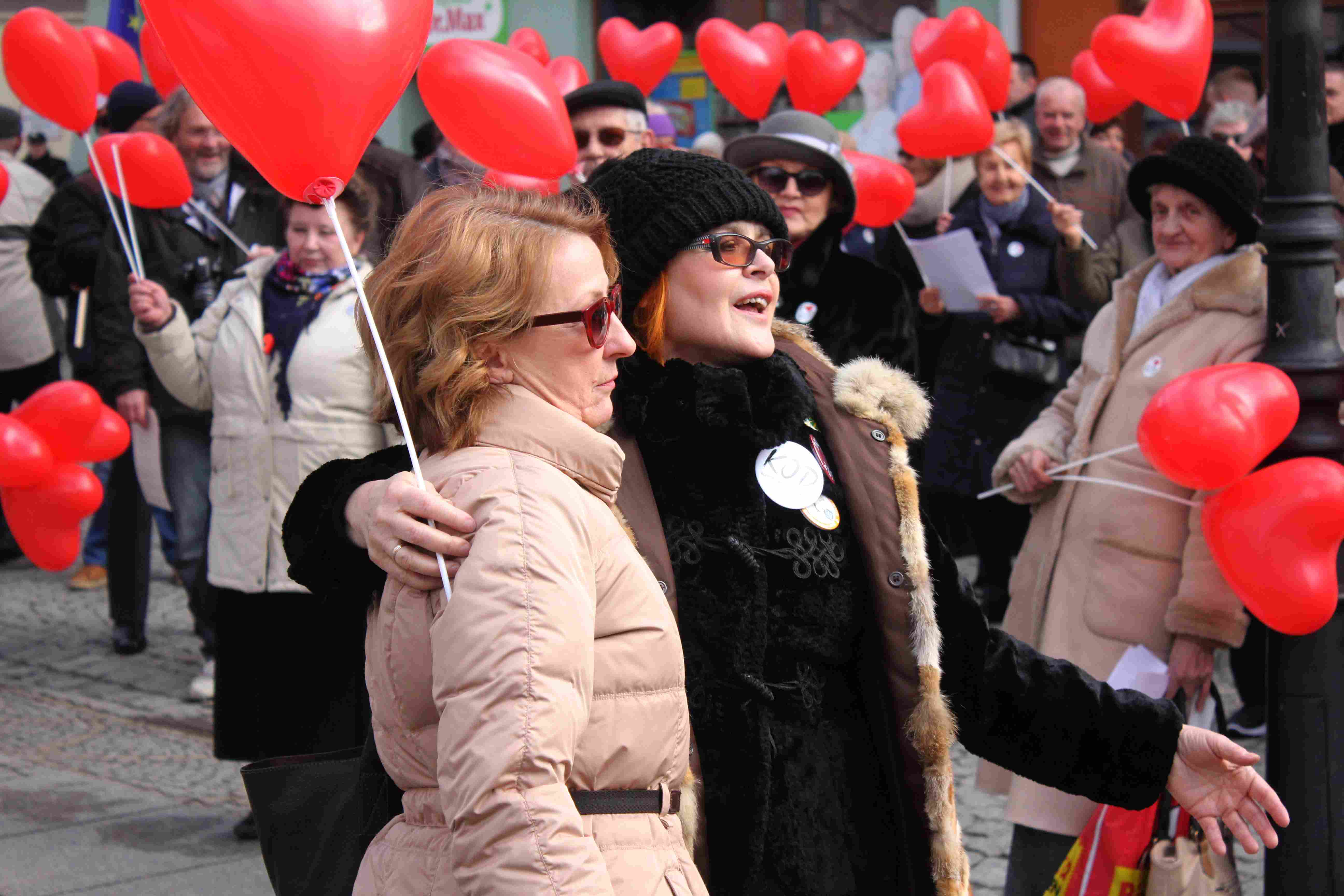 Walentynki po legnicku. KOD, narodowcy i pchli targ