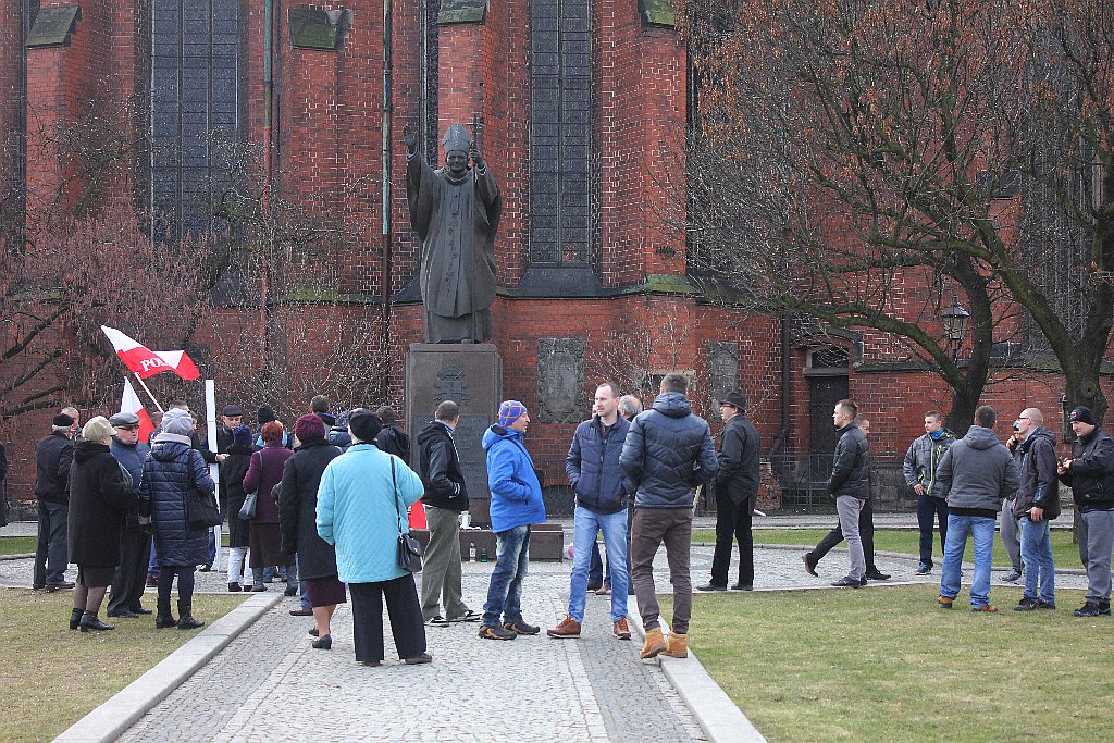 Walentynki po legnicku. KOD, narodowcy i pchli targ