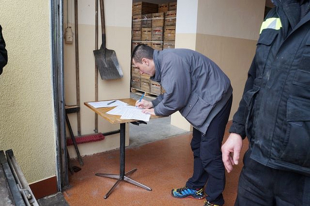Mieszkańcy Kunic otrzymali za darmo kilogramy jabłek