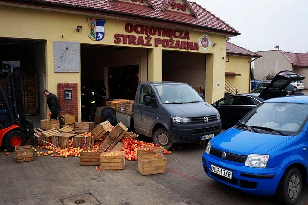 Mieszkańcy Kunic otrzymali za darmo kilogramy jabłek
