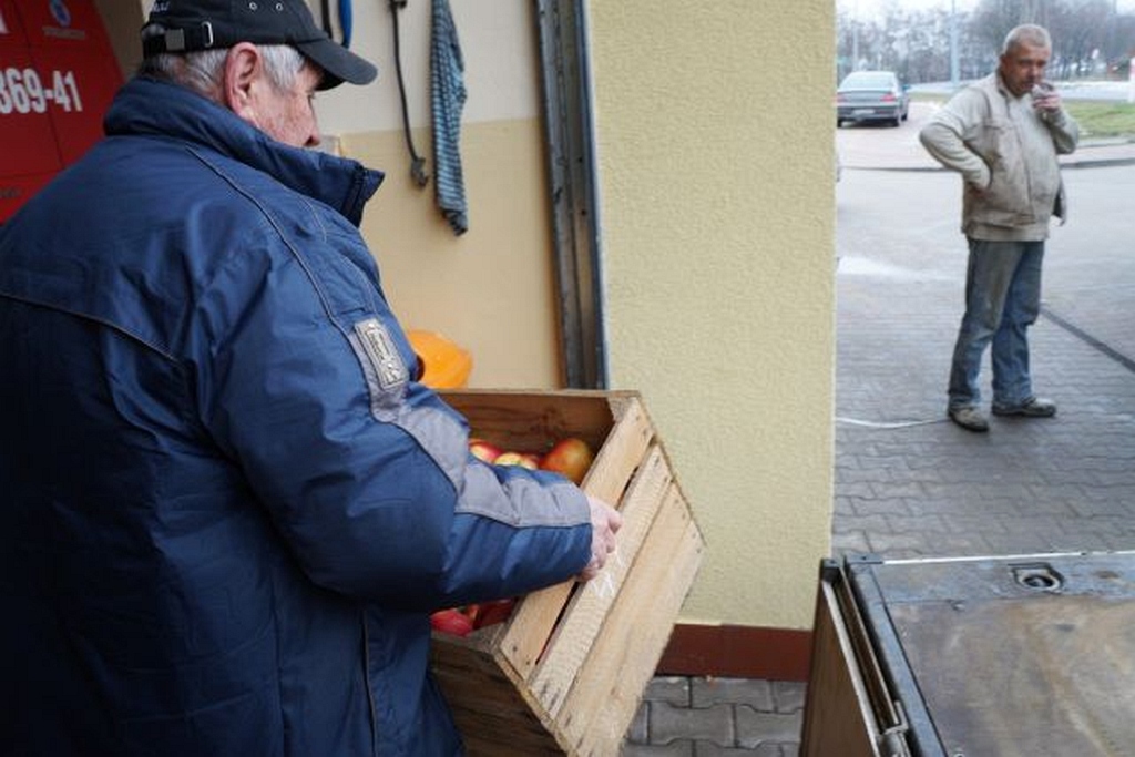 Mieszkańcy Kunic otrzymali za darmo kilogramy jabłek