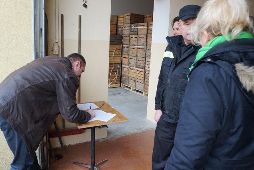 Mieszkańcy Kunic otrzymali za darmo kilogramy jabłek