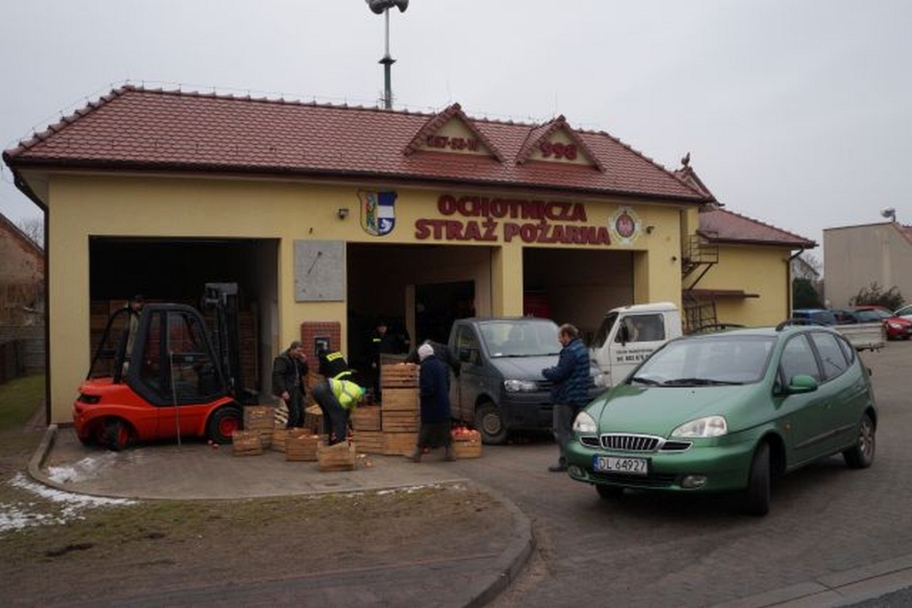 Mieszkańcy Kunic otrzymali za darmo kilogramy jabłek