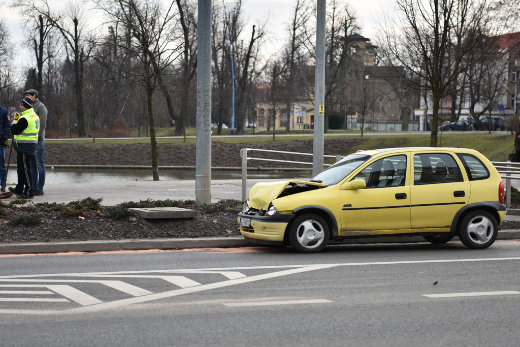 Dwa samochody uczestniczyly w kolizji na ulicy Witelona