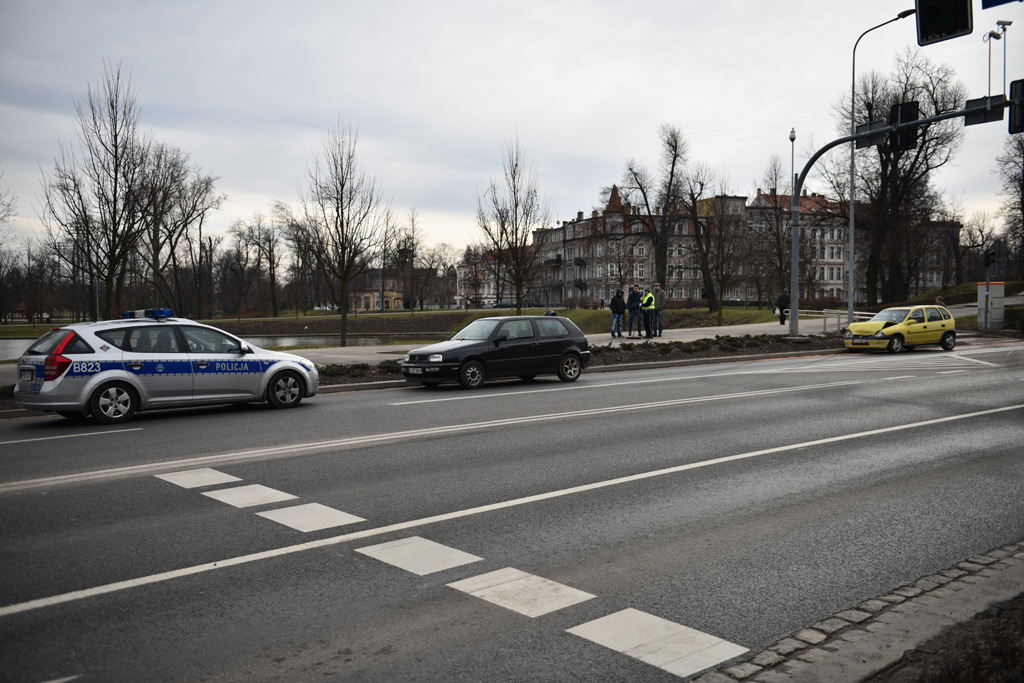 Dwa samochody uczestniczyly w kolizji na ulicy Witelona